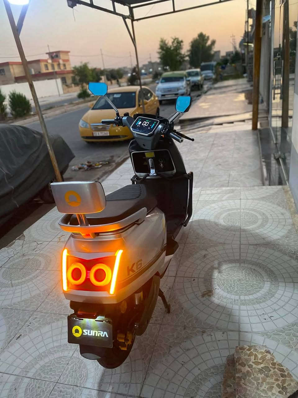 دراجه شحن شركة سونرا K6 دراجه معروفة وقويه بيها كرت ضمان وصل هم موجود كرت الضمان كدامكم قوة ملف 2000 سرعة 60 حقيقي 3 نمر كلشي بيها شغال مستخدمة شهرين دراجة نضيفه ما متعوبه مال بيت سعر مليون و 50 بيها محال بسيط مكاني يارمجه الشرقيه الاولى *********** لتجي تكلي سعر مبالغ بي اسأل عليها بالسوك وسوف سعر الجديد ماتها
