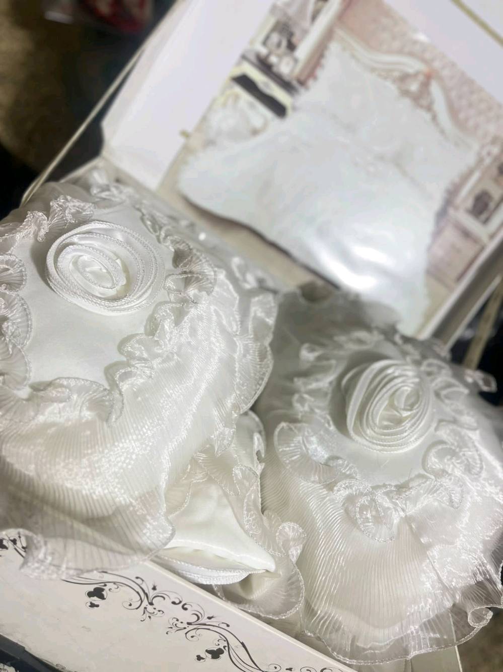 طقم لحاف عرايسي ملكي فاخر 
(جديد تماماً لم يُستخدم) ✨🤵👰
الوصف:للبيع طقم لحاف سرير عرائسي قمة في الفخامة والأناقة، باللون الأبيض الساحر وتصميم فيكتوري رومانسي ساحر مزين بكشكشة دانتيل ناعمة وورود ساتان بارزة تضفي لمسة ملكية على غرفة النوم
الحالة: جديد تماماً (زيرو) لم يُستعمل أبدا
ً، مخزن في كرتونته الأصلية.النظافة: نظيف جداً 100% ولا يوجد به أي بقع أو عيوب.
المكونات: طقم كامل متكامل بدون أي نقص (اللحاف مع أغطية الوسائد والوسائد الديكورية الفاخرة كما في الصورة).فرصة ذهبية للعرائس أو لتجديد غرفتكِ بقطع مميزة بلمسة فندقية فاخرة!
مكاني بغداد الشعب
السعر ٧٠ الف وبي مجال بسيط
توصيل داخل الشعب مجاني