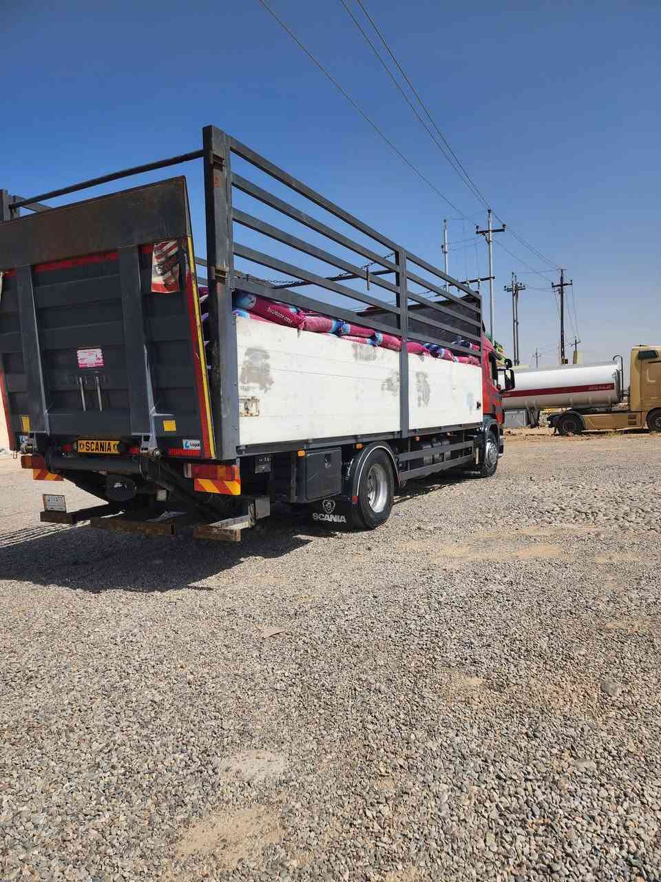 السلام عليكم شباب سكانيا للبيع موديل 2005 حجمp230 تخم تاير {5}بستم فول مواصفات /4 طن بسمي سنوية جديدة باقي بس استلام اللوحات انكليزي جوبلس أمامي خلفي كير 4×4 طول سبعة ونص قفل اكسل تدفئة تبريد باب جك قفل سرعه العنوان بغداد ***********\
