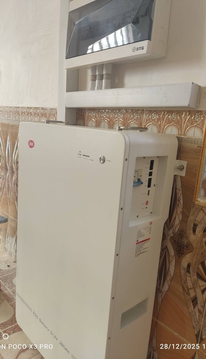 اللهم صل على محمد وآل محمد 
عمل جديد في أحد بيوت قضاء الشنافيه والرزق على الله 

✅منظومة طاقة شمسية متكاملة، نفذها فريق "الياسري لمنظومات الطاقه الشمسيه "  بمواصفات تقنية عالية  وتنفيذ متناهي الدقه .

📌 الإنتاج النهاري  : 20 أمبير 
📌 الإنتاج الليلي : 15 أمبير 
📌 الانفيرتر: ايتل 6kw– ضمان 3 سنوات
📌 البطارية: ايتل (15kw)  - ضمان 5سنوات 
 📌الألواح الشمسية: Longi x7– قدرة اللوح 615 واط وجهين ، بضمان 15 سنة
📌الهيكل: حديد مغلون عالي المتانة
📌 المكونات الكهربائية: قواطع اونسي وكابلات من مناشئ رائدة عالميًا

📢 هذا المشروع نُفذ بأيادي كادر هندسي متخصص، حاصل على شهادات مهنية معتمدة. 

📞 للتواصل: 
 المهندس علي طاهر الياسري ***********
 المهندس مدين يوسف الياسري *********** 
حيث تلتقي الطاقة بالهندسة... وتُولد حلول للمشاكل الكهربائية
#طاقةشمسية #طاقةنظيفة #طاقةمستدامة #طاقةلاتنفذ
#https://www.facebook.com/share/16CQUyJVN2/
