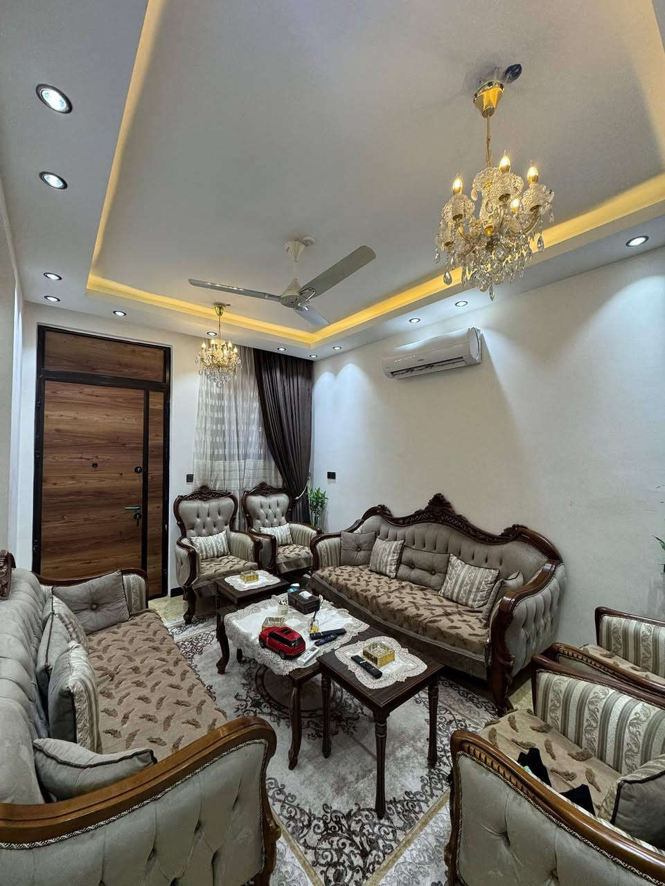 دار للبيع مساحة 90 متر الحرية الثالثة خلف مصور الشاشة بيت مكون من 3 طوابق بناء 2023المدخل طرمة مدخلين استقبال ومطبخ و هول وغرفة منام كبيرة وحمام و منور والطابق الثاني غرفتان وحمام الغرفة الأمامية كبيرة وتحتوي على بلكونة الطابق الثالث غرفة نفس حجم الغرفتين الجوة وحمام وحولي و سطحين سطح ناصي و درج وسطح عالي
***********
