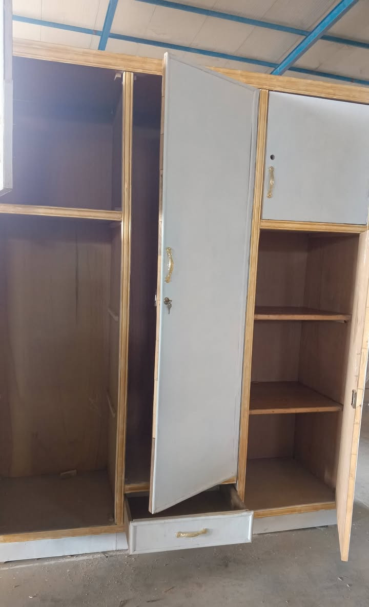 السلام عليكم كناتير للبيع نضافه 100% صاج حطاطه شغل عراقي نضافه فول شراي يتصل ومتوفر توصيل ***********
