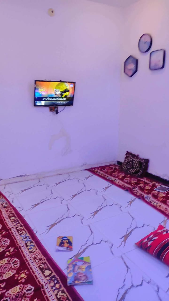 #للبيع
بيت مساحتة 100 متر واجهه 6.75 في 15
حي الجامعه نهاية شارع 20 عاليسره رابع فرع يبعد عن الطابو 75 متر بناء سنة 2022 كله طابوك سقف عكاده يتكون من غرف نوم عدد 2 وصاله ومطبخ واستقبال وصحيات خارجيه وداخليه وبيتونه كلش جبيره وسطح استفسار *********** واتس اب
