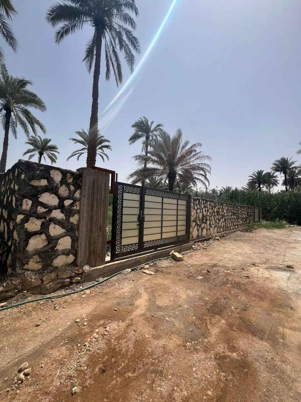 قطعه ارض  بمساحة 800متر سند 25 اقرار محكمه بسعر 150قابل للتفاوض ---العنوان كربلاء طريق بغداد عمود 54 قرب جامعة الزهراء شارع العميشيه والطريق الثاني شارع السيده زينب القنطره البيضاء  ودخولا الى شارع العميشيه للاستفسار ***********
