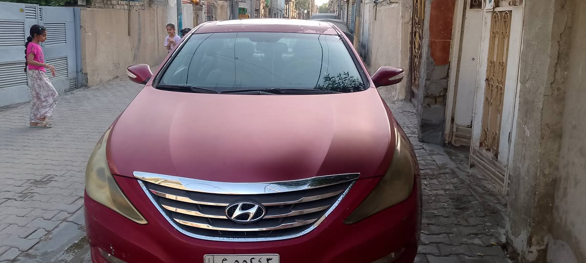 سوناتا وارد امريكي موديل ٢٠١٣
محرك ٢٠٠٠ تيربو 
المواصفات 
بصمة 
فتحة سقف 
شفتات كير 
العيوب 
السيارة مصبوغة كلير بالسونار تطلع مصبوغه عام 
طعجة بالباب خلف السائق 
و الدشبول مفطر 
غير هذا ما بيه اي شي 
كير و محرك مكفولات من اي عطل 
التبريد ثلج 
الصدر ممتاز 
للتواصل واتساب و اتصال 
***********
السعر ٩٠ ورقة مع مجال بسيط.
