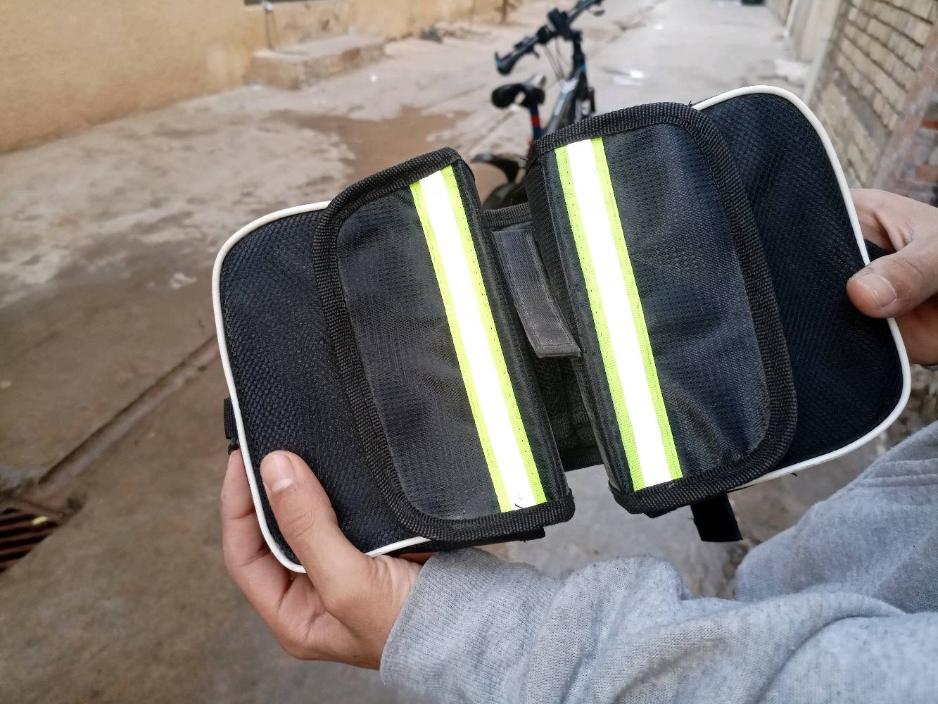 السلام عليكم 
عندي بايسكل رياضي (سوبر بايك WOUG) فول مواصفات وإضافات،
​مواصفات البايسكل والغراض التجي وياه:
​دبلات أمامية
​ضوء ليزري شحن (بي هورن وجهاز إنذار ضد السرقة).
​ستاند موبايل مع الشفقة مالته.
​جنطتين وتلبيسة كشن 
​البريك الأمامي دسك شغال 100%، والبريك الخلفي الدسك مالته موجود بس ينرادله تصليح
​البايسكل نظيف وجاهز
تعالي خاص اذا تريد اصور غراضه
قيم واخذ
أين مكان تواجد الدراجة؟: 
بغداد الكريعات
هل الدراجة تحتاج إلى أي صيانة؟: 
نعم البريك الدسك الأمامي
هل يوجد توصيل داخلي؟: 
نعم داخل الكريعات مجاناً
هل تقبل المبادلة؟: 
نعم بدراجة x900 وانطي فرق