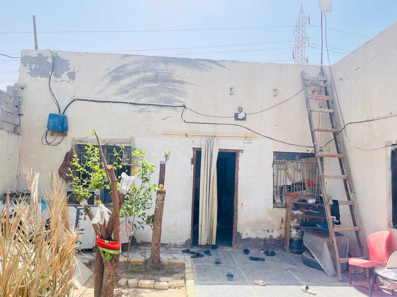 سلام عليكم بيت للبيع يحتوي على غرف 2 ودوانيه واكو مجال هيكل للدوانيه يصير بي 3 غرف ودوانيه وهول ومطبخ وحمامات وحديقه امام البيت وخلف البيت مساحه الكليه 350 العقار  زراعي
سگف مالته عگاعده السطح ما يخر ابد
كراج جبير يشيل 3 سيارات وامام البيت ساحه جبيره بيهه مواكب يعني البيت ما مضايق بس مو من ضمن البيت 
وبصف البيت الك مترين يبعد عن شارع العام اقل من 200 متر السعر 30 وبي مجال للشراي لمو شراي لا يتصل 
الرقم ***********
 العنوان البصره الهارثه حي المرتضى
