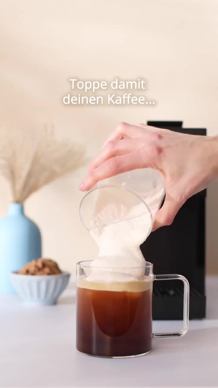 ماكنة قهوة كبسولات بهل جمال والمميزات ☕️🧋السعر  50 الف🔥

 آلة تحضير القهوة بنظام الكبسولات K-fee Square باللون الأسود.

تصميم مدمج: يبلغ عرض الآلة 12.8 سم فقط، مما يجعلها مناسبة للمساحات الصغيرة مثل المطابخ الضيقة.

وظائف متعددة: تحتوي على 3 أزرار للتحكم لتحضير الإسبريسو، واللونجو، والكابتشينو، بالإضافة إلى الشاي والكاكاو.

الأداء: تعمل بضغط مضخة يصل إلى 19 بار لاستخلاص نكهة غنية، وتتميز بوقت تسخين سريع يبلغ حوالي 15 ثانية.

التوافق: الآلة متوافقة مع جميع كبسولات K-fee، بما في ذلك تلك الخاصة بنظام ALDI Expressi.


**إذا كنت صاحب هذا الإعلان وتريد حذفه لأي سبب، رجاءا أرسل رسالة إلى الدعم الفني**