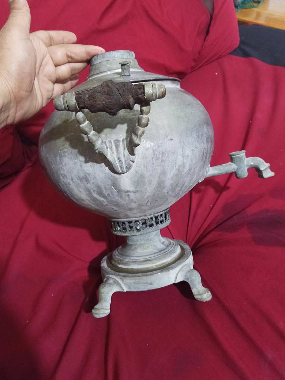 للبيع مكان النجف اي ستفسار اتصال ***********
هذا سماور عتيق (Samovar) مصنوع من النحاس أو النيكل، ويشبه طرازات إنجليزية من القرن التاسع عشر.
يتميز القطعة بشكل كروي (شكل "شمعة") ومقابض مزخرفة على شكل أسد.
تستخدم هذه الأوعية تقليديًا لغلي الماء وتحضير الشاي.
قد تكون هذه القطعة  كعنصر عتيق
الختم الواضح في الصورة مكتوب باللغة الروسية القديمة (قبل الثورة) ويعود إلى مصنع الأخوة بيتروف في مدينة تولا الروسية (БРАТЬЕВЪ ПЕТРОВЫХЪ ВЪ ТУЛЕ). 
إليك تفاصيل هذا الختم التاريخي:
اسم الصانع: مصنع الأخوة بيتروف (Братья Петровы).
مكان الصنع: مدينة تولا الروسية، وهي العاصمة التاريخية والأشهر عالمياً في صناعة سماورات الفحم النحاسية.
الفترة الزمنية: يعود هذا الختم إلى القرن التاسع عشر (تأسس المصنع قرابة عام 1850)، وتحديداً في الفترة القيصرية، نظراً لرسم النسر الإمبراطوري الروسي والخط المستخدم في صك الختم. 

Самовары.Ком
 +3
وجود مثل هذا الختم الإمبراطوري يؤكد أصالة القطعة كتحفة روسية أثرية نادرة وليس مجرد تقليد أجنبي. 
إذا كنت مهتماً، هل ترغب في معرفة القيمة السوقية التقريبية الحالية لسماورات هذا المصنع الروسي
