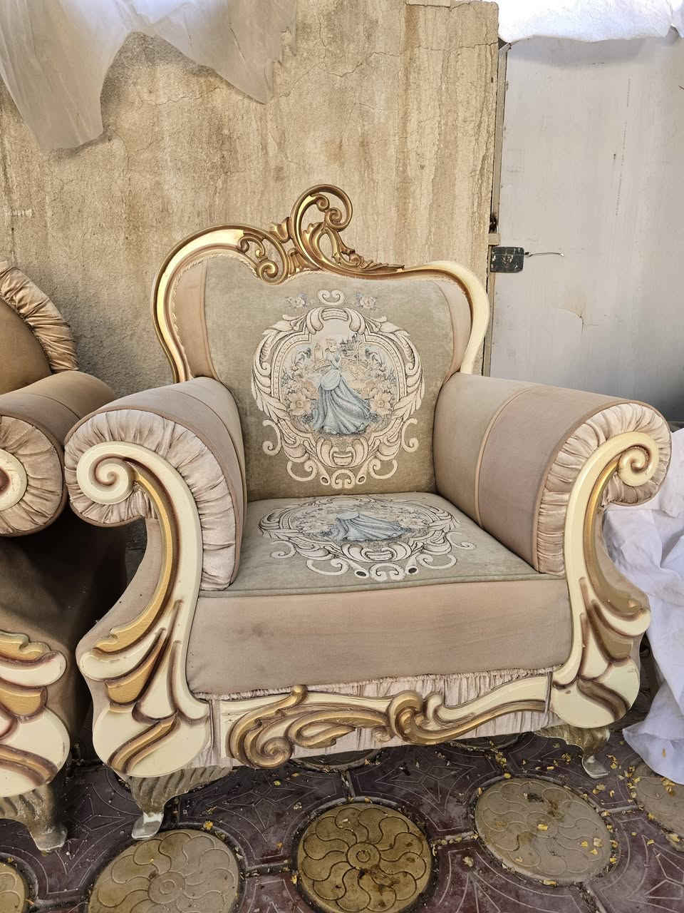 السلام عليكم 
نص تخم للبيع نضيف كلش 
ب ٣٠٠ الف قفل 
مكاني بغداد قرب جزيرة بغداد السياحيه 
***********
