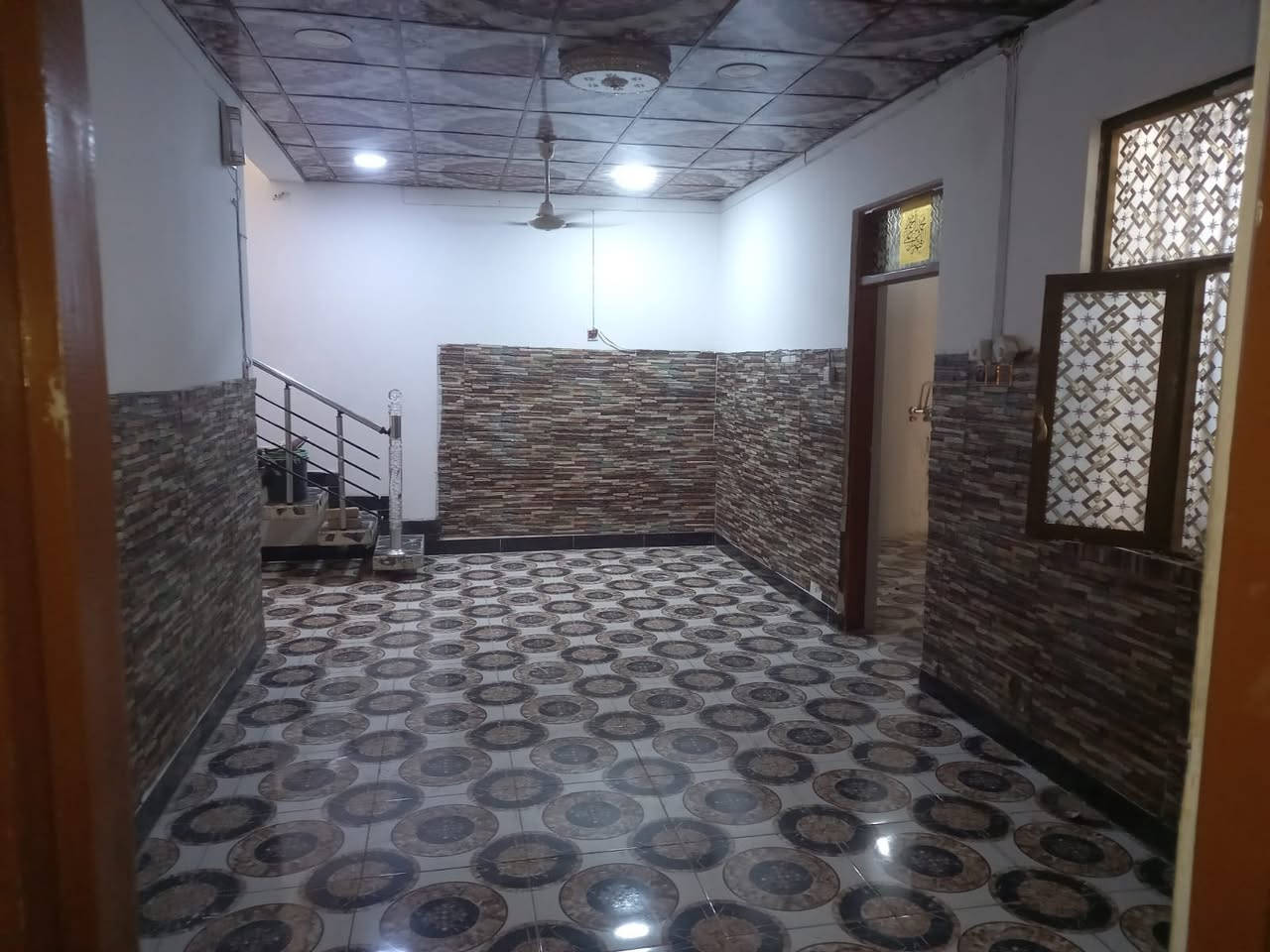 بيت للبيع في شارع المعمل فرع اسواق حسين الرماحي مساحة 210 متر للتواصل واتس ***********
