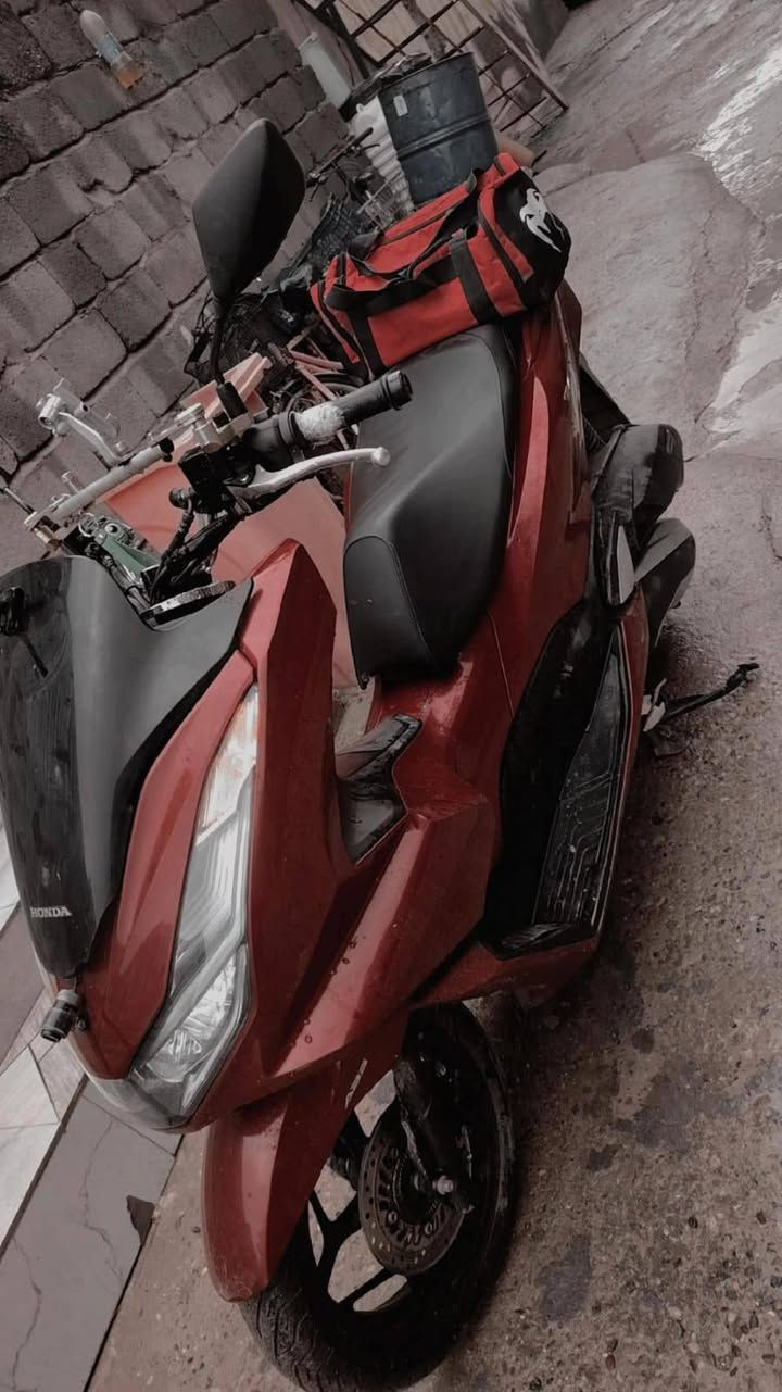 دراجة pcx جيل رابع مكينه ١٢٥ نظيفه  ماشيه ٦٠ الف حساسات شغاله كامله منظومه كامرات مع جهاز تسجيل بيها دراجه جديده وشلعه ناررر 🔥خير من الله الرقم الهاتف *********** السعر خاص
