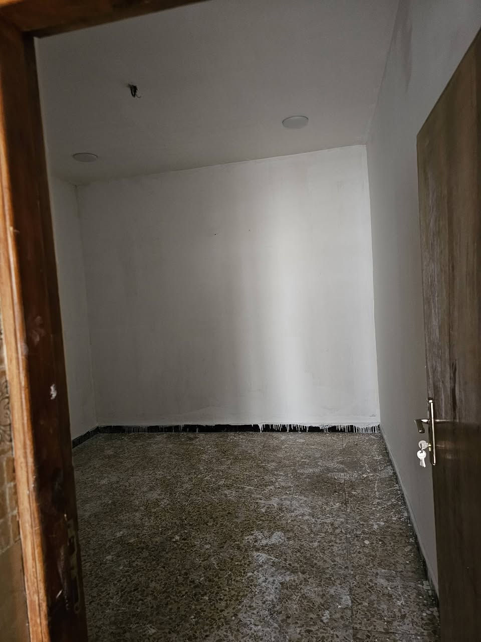 بيت ٥٥ متر الحرية الثالثة قريب على ماكولات بابا عن بالفرع المقابل طابقين الاول استقبال وغرفة وحمام والطابق الثاني غرفتين وحمام وسطحين البيت فارغ الاتصال بصاحب الدار *********** ابومحمد .
