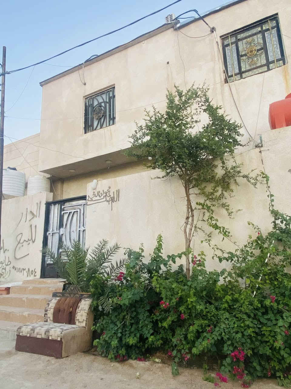 ١٠٠ متر طابقين
البيت ١٠/١٠ مربع 

التنومة كردلان شارع أسواق تبارك اول فرع شارع الامام الحسن نهايته

الطابق الاول

طارمة صغيرة 

حمام خارجي

استقبال ٤x٤

مطبخ ٣x٥

غرفة ٤x٤

منور كبير شوي

حمام هم كبير 

الطابق الثاني 

غرفتين 

كل غرفة ٤x٥

هول حجمة حلو

حمام كبير 

السقف سندويج للطابق الثاني كله

للتواصل واتساب ***********

‭٠٧٧٧ ٠٨٠ ٧٥٤٢‬  اتصال
