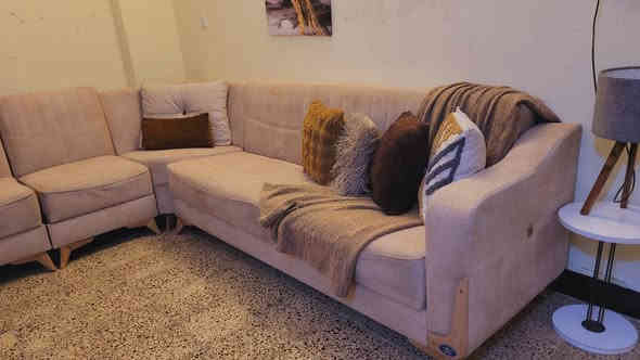 ديوان تركي ماركه سرير ومخزن نظيف جداا اخو الجديد السعر ...550 وبي مجال....
وكونسول حجم كبير اريد ... 100 .. مكاني بغداد .. ***********...
