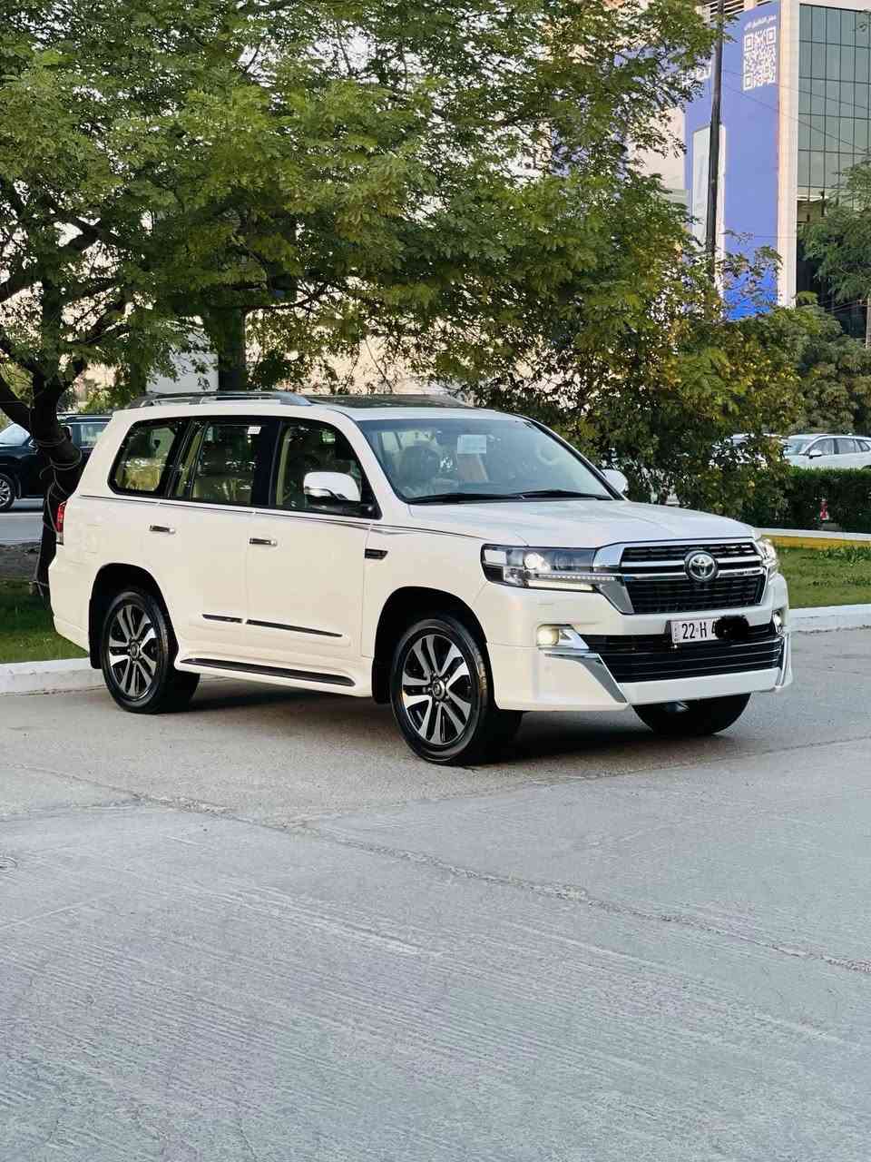 السلام عليكم بعد التحيه  لاندكروز 2016V8مكفوله من الضربه والصبغ يوجد بي دي ار ثلاثه صغيره وبارد بالصندوق سياره ماشيه 154 حقيقي  كير محرك مكفول من الفتح   سياره نظيفه جدا رقم شمالي هزه جديده رقم انكليزي سنويه جديده بسمي تحويل ثاني يوم او وكاله رقم تلفون *********** السعر455 وبي مجال لشراي مكان السياره بغداد شارع الشارقه
