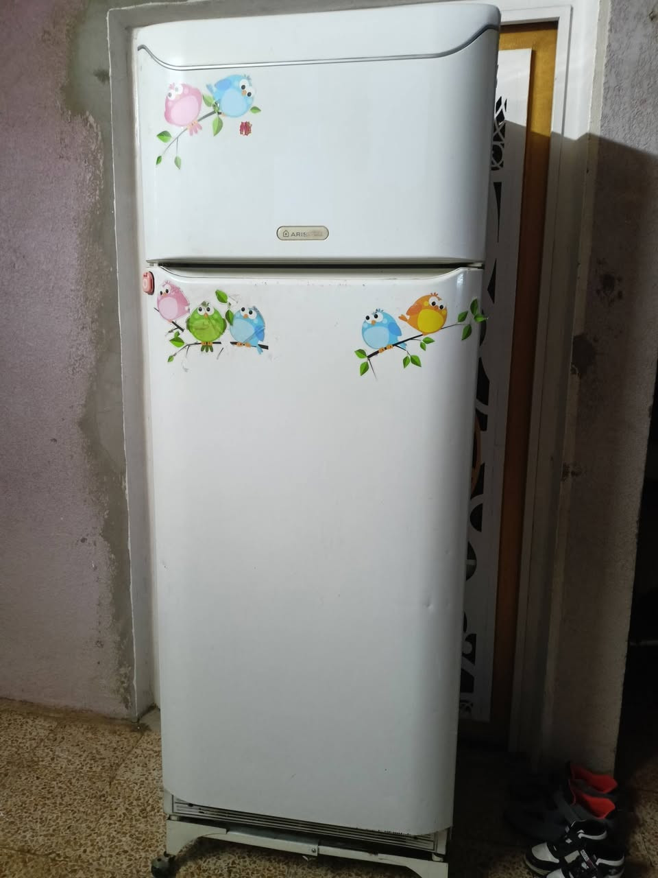 ثلاجه للبيع شرط الشغل والتجميد السعر 150 مكاني موصل الايسر
***********
