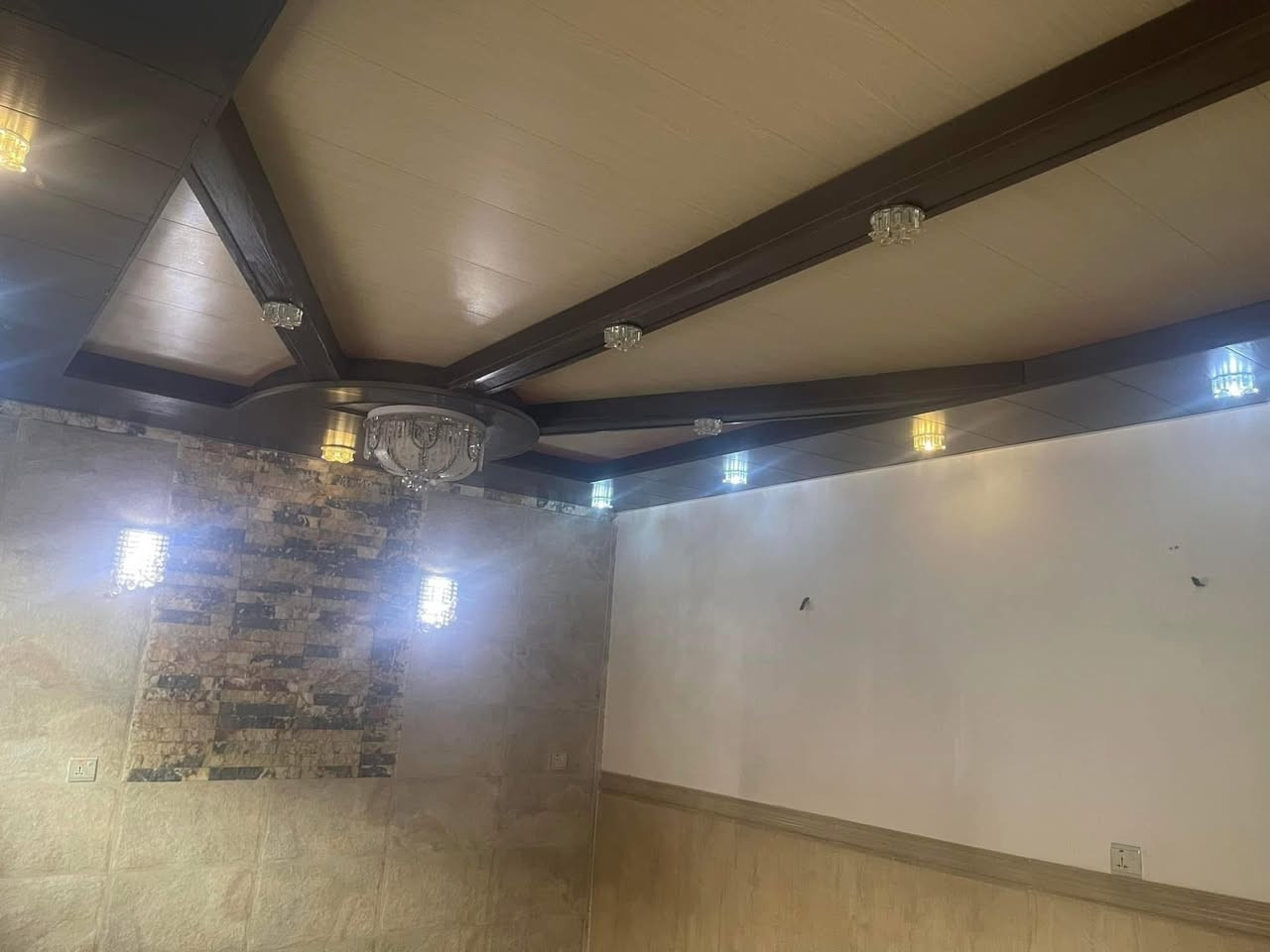 للبيع دار حي الزهراء مقابل مستوصف خوله زوين  ٧٥ م مربع واجهه ٧ م ونصف البيت نظيف جداً فرع ٦ متر ثاني بيت عن شارع الطياره طابقين الطابق الارضي صاله استقبال ومطبخ حار بارد وصحيات والطابق الثاني غرفتين نوم وصحيات السعر ١٩٥ مليون للاتصال *********** مجتبى معله او مراجعه مكتب ضي الحسن للقار النجف الاشرف حي الزهراء شارع الكيات مقابل جامع الزهراء
