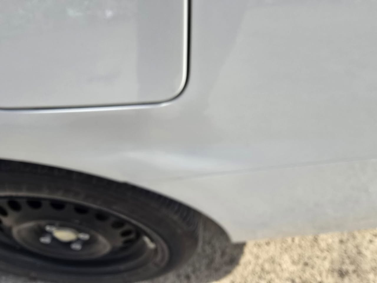 السلام عليكم 
نيسان سني 2025 
سيارة نضيفة بمعنى الكلمه
ماشية 12 الف 
بيه مكانين  طخات  باب سايق او جاملغ الخلفي 
سيارة عارضه 125 او بيه مجال 
واتساب 
*********** 
مكاني بغداد زعفرانية
