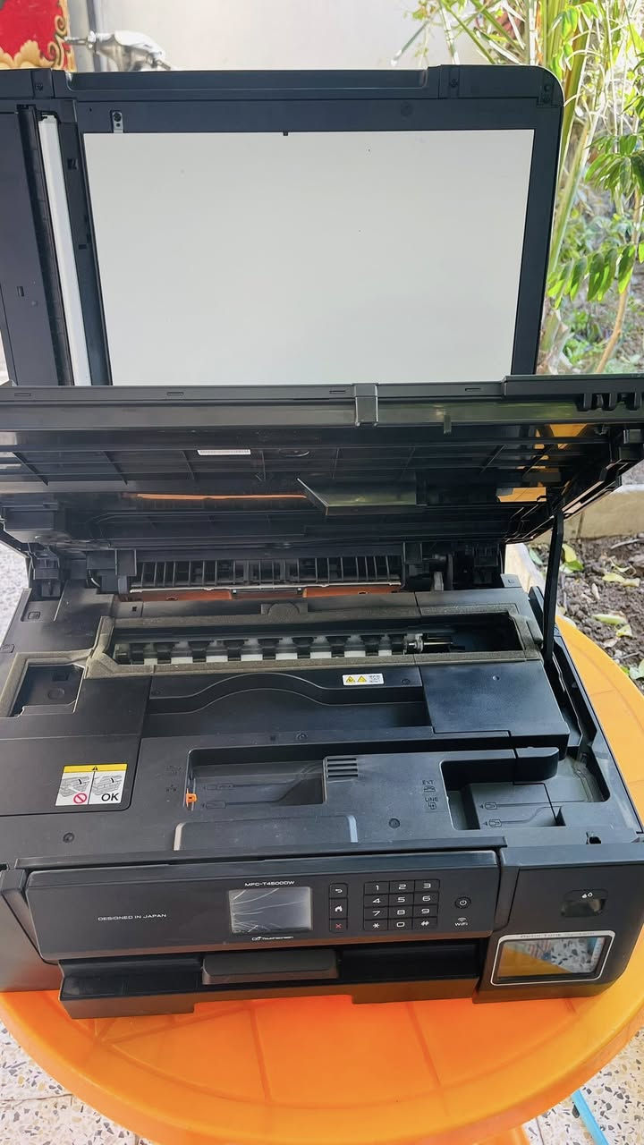 سلام عليكم طابعة brother للبيع غنية عن المواصفات ستعمال قليل ستعمال بيت جبتها فترة السادس وبس مواصفاتها 

• الوظائف: طباعة، نسخ (Copy)، مسح ضوئي (Scan)، وفاكس.
• حجم الورق: تدعم الطباعة والمسح الضوئي حتى حجم A3.
• نظام الحبر: نظام خزان الحبر المدمج (قابل لإعادة التعبئة بسهولة واقتصادي جداً في استهلاك الحبر).
• السرعة: تصل سرعة الطباعة إلى 22 صفحة في الدقيقة (أسود) و20 صفحة في الدقيقة (ملون).
• الدقة: دقة طباعة عالية تصل إلى \bm{1200 \times 4800} نقطة في البوصة.
• التوصيل: تدعم الاتصال اللاسلكي (Wi-Fi)، والشبكة السلكية (Ethernet)، والطباعة المباشرة من الموبايل أو عبر USB.
• المميزات الإضافية:
• طباعة تلقائية على الوجهين (Auto Duplex) حتى حجم A3.
• درج ورق رئيسي يتسع لـ 250 ورقة مع درج خلفي متعدد الأغراض (100 ورقة).
• شاشة لمس ملونة بحجم 2.7 بوصة للتحكم السهل.
• مغذي تلقائي للمستندات (ADF) بسعة 50 ورقة
قيم بلي يرضي الله وتدلل 
مكاني ديالى بعقوبة متوفر توصيل 
اتصال ‭0770 336 4893‬
وتساب ***********
