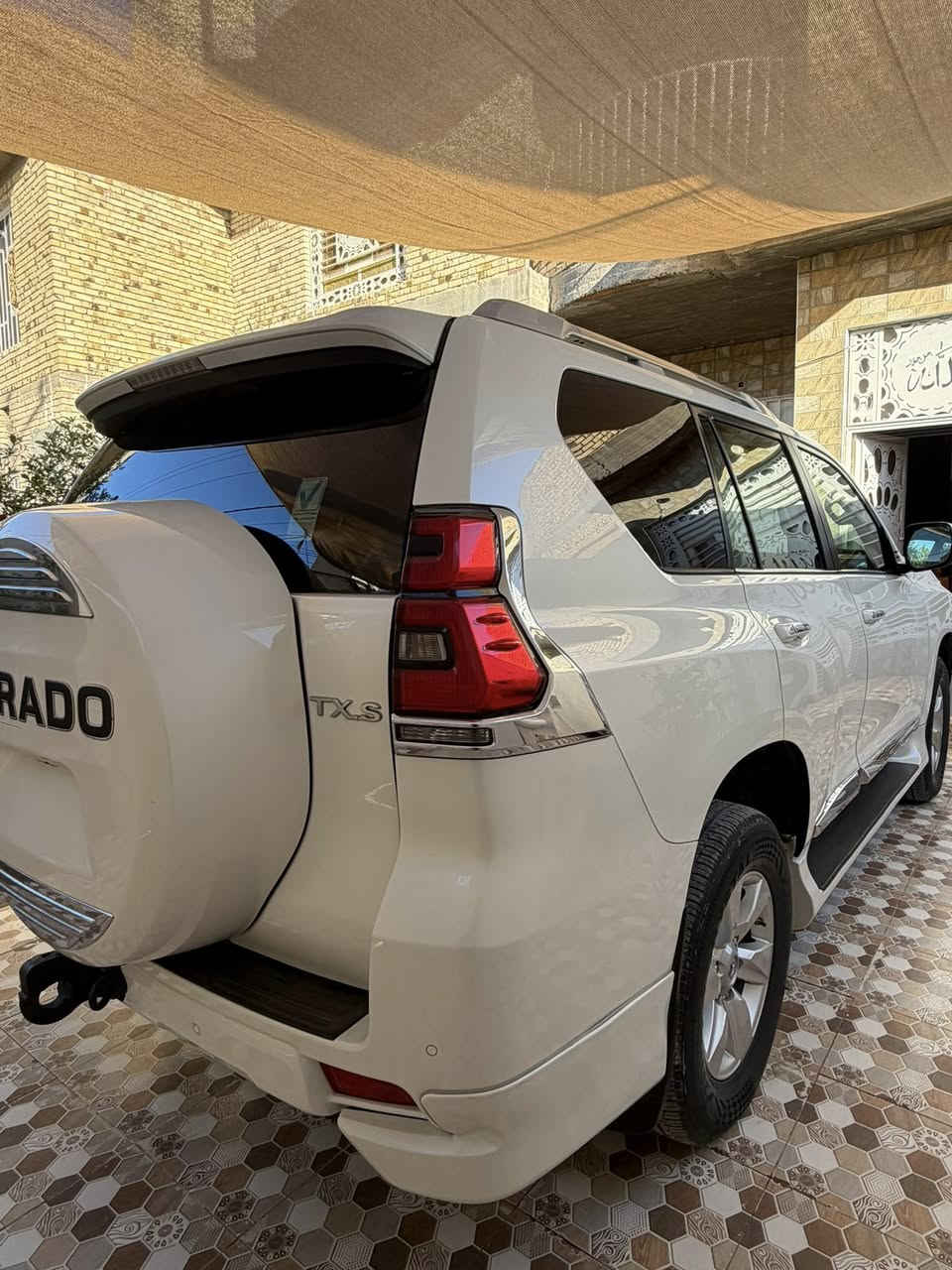 برادو 2018 رقم بغداد الجديد باسمي لون ابيض
مكفولة كفاله عامة ماشيه ٦٤

موصفات TXS
( فول )فتحة بصمة 
6سلندر فتحة لايت زنون ثلاجة دبل تانكي كشنات جلد وكهرباء فور ويل هوك حساس خلفي تشغيل عن بعد كاميرا خلفية 
العنوان  الديوانيه
السعر (400 $ )
***********
