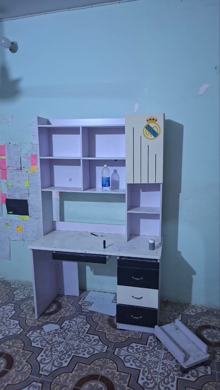 غرفة شبابية نظيفة فول