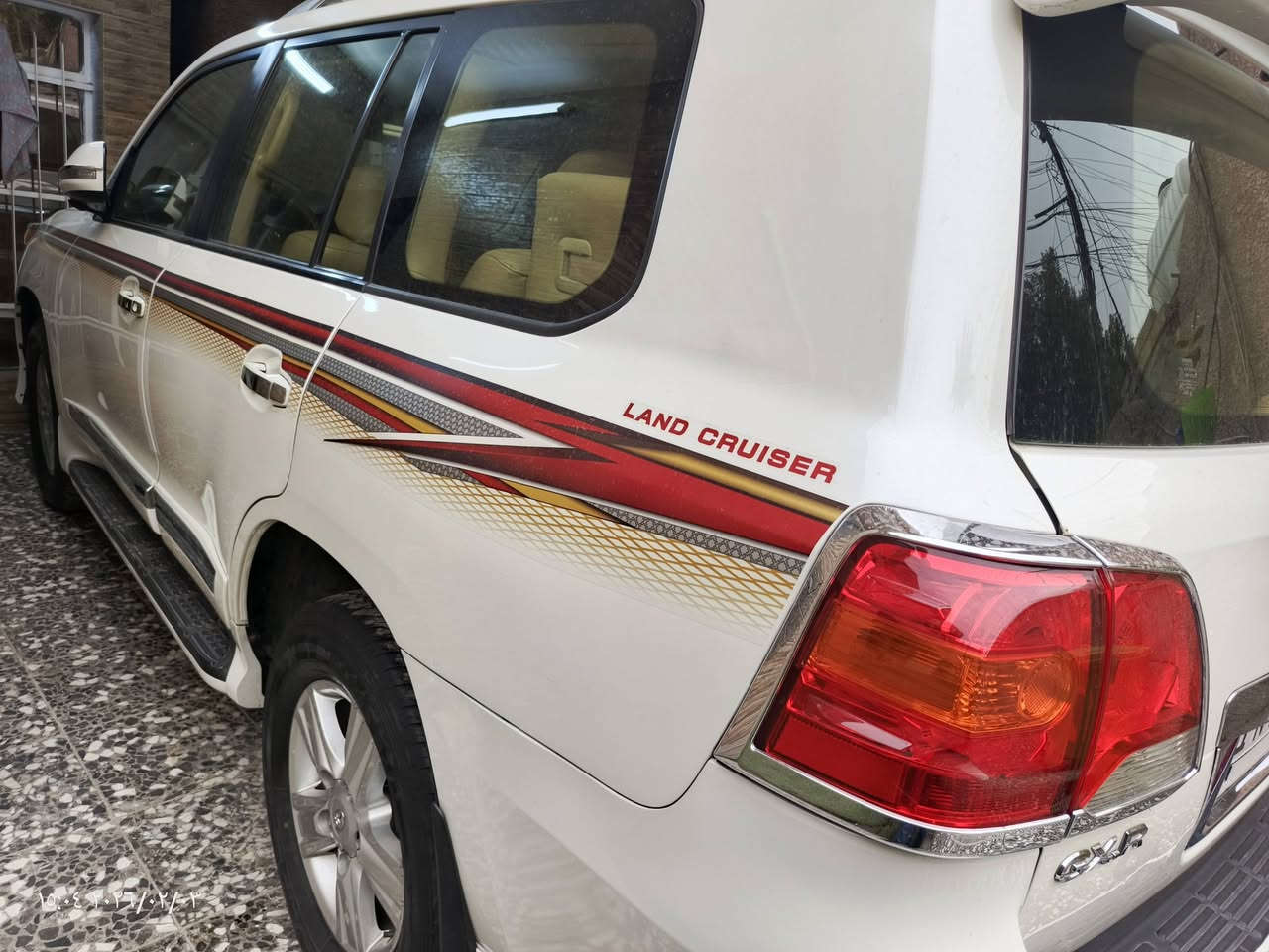 للبيع – تويوتا لاندكروز GXR 2015 بريم فول
• الموديل: 2015
 • الفئة: جكساره بريم فول مواصفات كاملة
 • الممشى: 160 ألف كم
 • السيارة: بدون أي نقص ميكانيكي أو كهربائي
 • الرقم: بغداد 
 • التحويل: مباشر

الملاحظات:
 • صبغ جاملغ الخلفي اليسره 
كرت كد شبر بنيد

مكان بغداد البنوك 
***********
