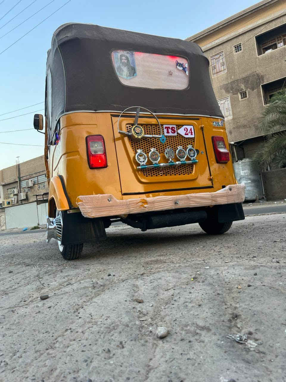 سلام عليكم تكتك موديل 21رقم وسنويه انكليزي مصبوغه عام صبغته حلوه ومكينه مشروكه امانت الله كله شركه فلاوين جديد كلاجات جدد تخم تاير جديد لايت زنون اصلي نشره داخليه اشاير لد كهربائيات كله شغاله تكتك جاهزه قمجيات جدد بغداد جديدة ***********ب 7700بيه مجال
