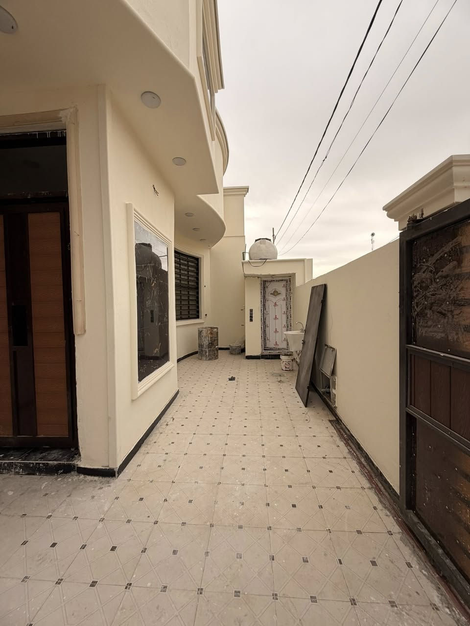 🛑 دار سكني  للبيع 🛑 
المنطقة : توحيد🚩 بناء حديث
اقرب نقطه ؛قرب سكه القطار
المساحه :  200✅   واجهة 10
التفاصيل :  طابق واحدكونكريت مسلح
    
الطابق الاول🛑 غرفتين وصالة ومطبخ وبارد وصحيات داخليه وخارجيه وستقبال 

للاستفسار 
     مراجعة مكتب رسول الوزني للعقار  
الديوانية . حي الحضارة بداية شارع اسواق طيبة
 للمعلومات ولمزيد من التفاصيل ⬇️
       مراسلة الصفحة  
      او الاتصال
***********
