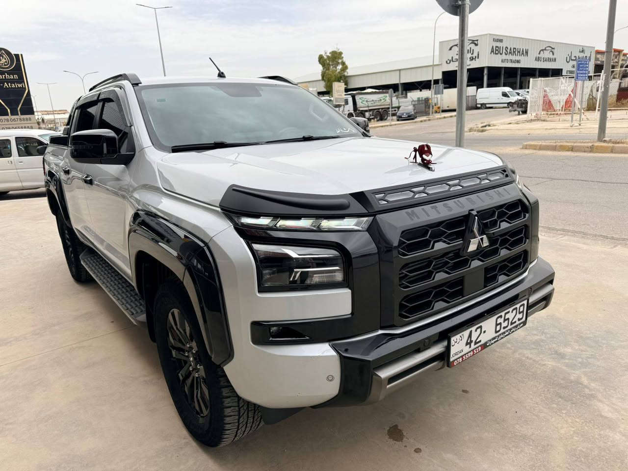 ‏MITSUBISHI L200 SPORTERO 2024 بلاك اديشن بالكامل
وارد و كفالة الشركه عداد 40 الف كيلو 
فل كامل صنف اول حساس امامي خلفي شاحن ويرلس
شاشه كبيره تدعم اندرويد اتو وابل كار بلاي دفلوك 
استعمال شخصي بدون اي ملاحظات نهائي 
اكسسورات بقيمة 1500 دينار 
كوشوك ياباني اصلي 
الرجاء عدم اتصال التجار وربنا يبارك للجميع 
 قابل للتفاوض بشيء بسيط بعد المعاينه 
0792867626 البيع كاش فقط 
قابل للبدل


**إذا كنت صاحب هذا الإعلان وتريد حذفه لأي سبب، رجاءا أرسل رسالة إلى الدعم الفني**