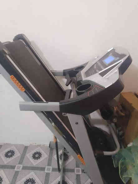 سلام عليكم جهاز جري لبيع سعر 300 مكاني بغداد العبيدي حي الرئاسة رقم الهاتف ***********
