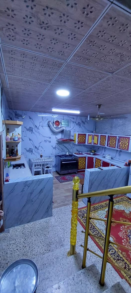وين الدلالين عندي بيت لبيع
للبيع بيت مساحه 200متر ركن الطابق الاول استقبال مع هول مع غرفه نوم وصاله ومطبخ مع الصحيات وحديقه  أما الطابق الثاني اثنين اسويتات كل سويت يحتوي على غرفه نوم مع صاله وصحيات وبلكونه
رقم صاحب الدار  
***********
***********
