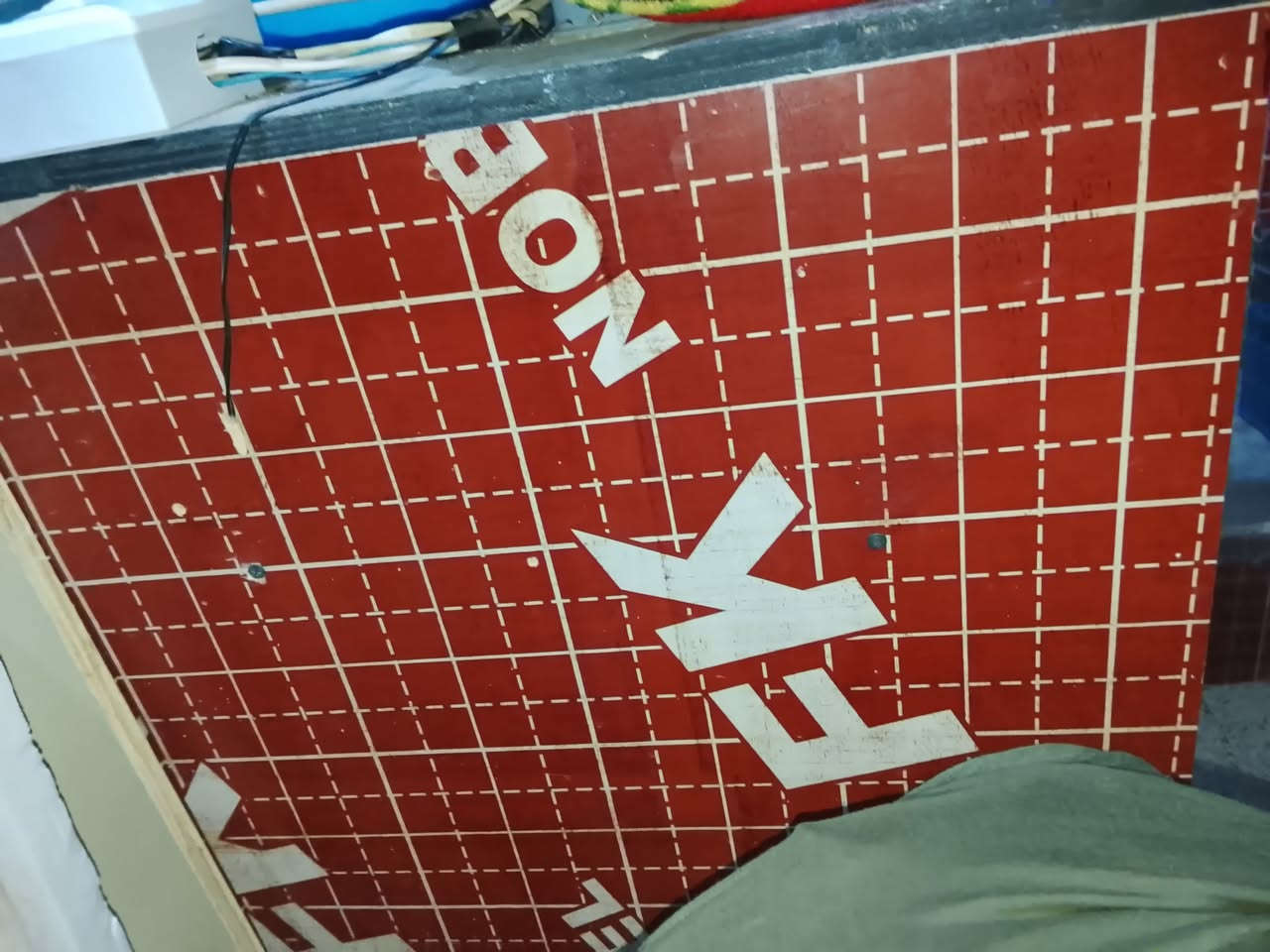 مفقس للبيع يقضب تقريبا 300 بيضه باربع ارواف اريده ب 140' رقم ***********
