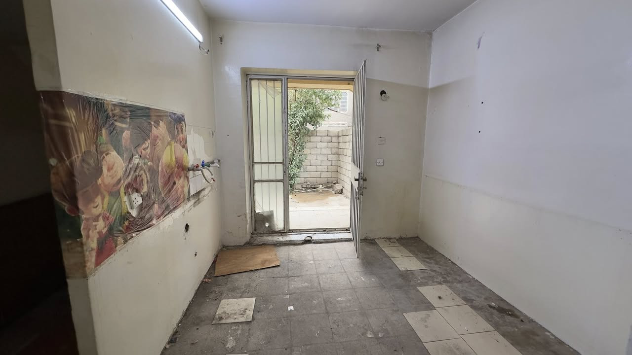 السلام عليكم 
شقة للايجار في شقق الخضراء
تلفزيونية طابق ارضي
تحتوي على كراج وحديقة وغرفتين وهول ومطبخ وصحيات
سعر الايجار ٢٧٥ الف

مكتب صفوان السنجاري
***********
***********
