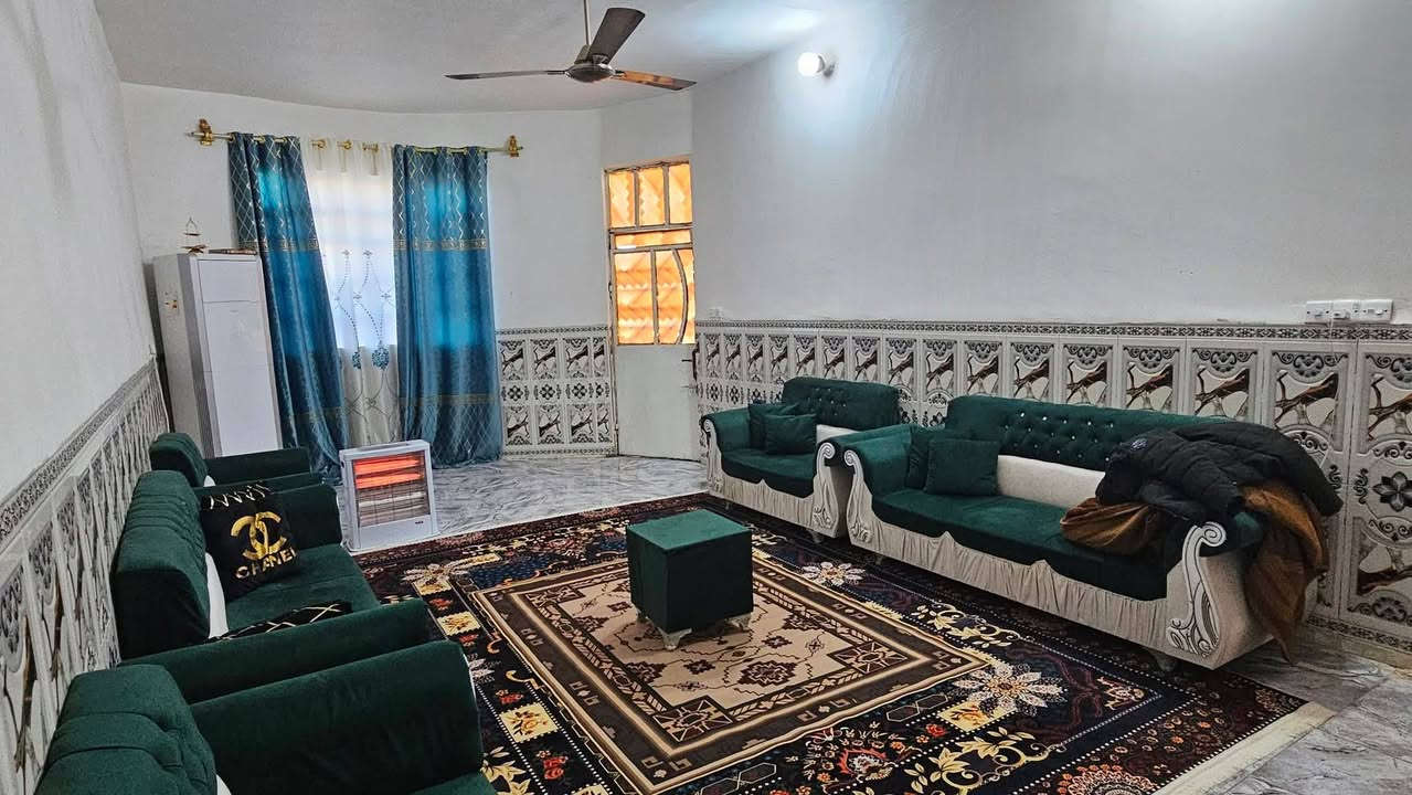 السلام عليكم ورحمة الله وبركاته
للبيع بيت طابقين مساحة 230 متر طابو زراعي قرار 115 ركن على شارعين على التبليط في العزيزيه مشروع عويد متوفره جميع الخدمات 
ماء قوي فول كهرباء وسحب و مدارس قريب على الشارع العام البيت طابقين بناء طابوق يحتوي على ثلاث غرف نوم قياسات الغرف 4*4 و 7*5 و 5*4 وصاله مفتوحه على المطبخ واستقبال 5*7  وحمامات داخليه وصحيات خارجيه وطارمه وحديقه وترك خلفي 
ملاحظه / البناء كله طابوق وصب كون كريت مسلح وسراميك في الطابق الاول وفي الطابق الثاني 
السعر 67 وبيه مجال 
للتواصل ***********
