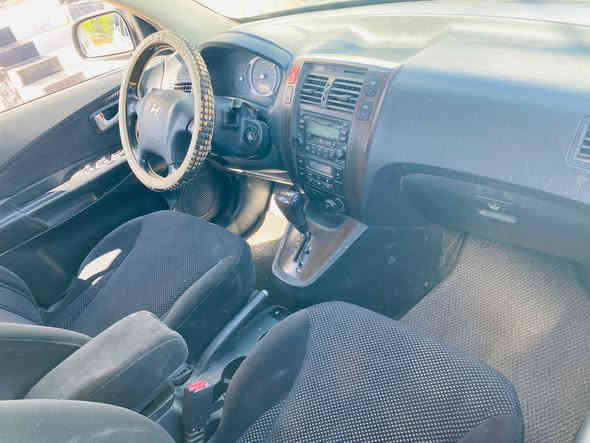 توسان إداوات
سياره جديده نضيفه 
محرك گاز 
تبريد ثلج + تدفئة  السياره جاهزه وشوف العين
السعر 41💲
مكان السياره المسحك
 ☎️ 
‭***********
