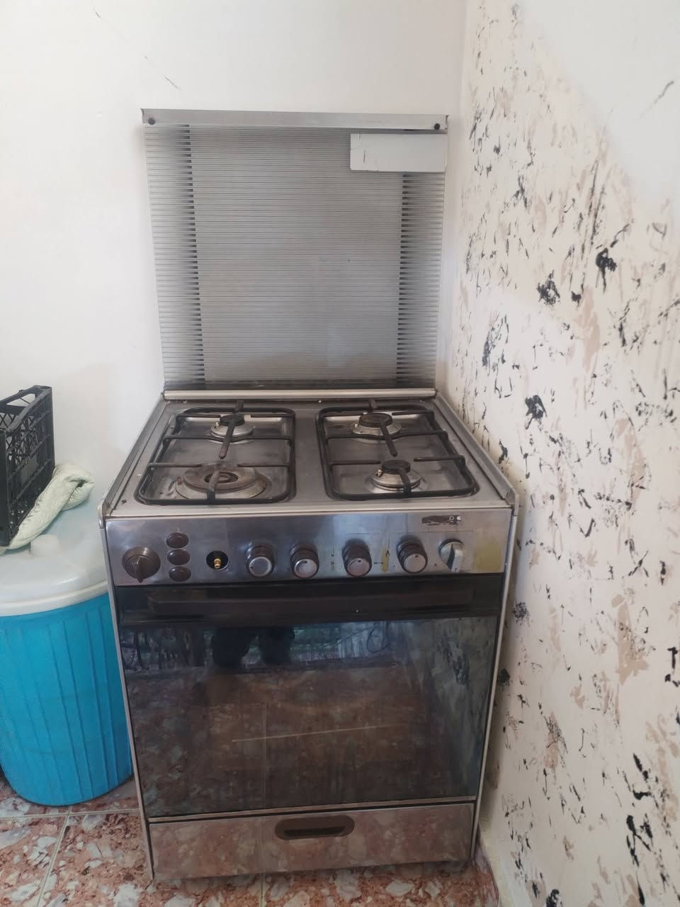 السلام عليكم غراض للبيع
ثلاجه سعر 150 وبيه مجال

 حجم كبير مَوصله مصلح ابد تثليج فول

طباخ اربع عيون وفرن كله شغال ستيل 120 وبيه مجال

غساله غسل تنشيف فول نظيفه سعر 65 مكاني واحد حزيران رقم***********
