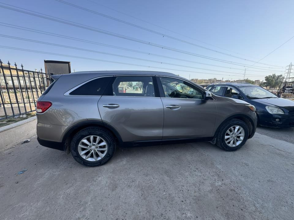 السلام عليكم
كيا سورينتو ٢٠١٦ محرك V6 سبعه راكب
سياره حلوه ماشيه تقريباً ١٠٠ الف 
سياره حادثها من امريكا بنيد فقط وبلعراق صار بيها بارد جزء من الباب وجزء من الجاملغ
كير محرك خير من الله 
مكاني بغداد حي اور 
سعرها ١٧٥$ وبيها مجال شي بسيط
‎للأستفسار والتواصل ***********
