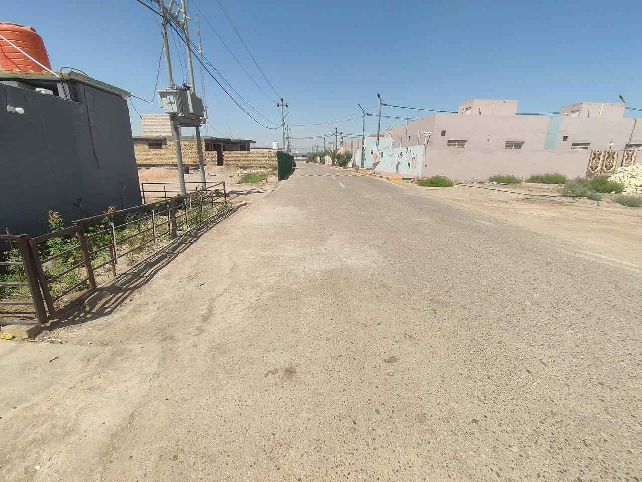 دار للبيع قرب مجمع سيف گطوف ثلاث غرف ثنين جوا وحده فوك صالتين مطبخ كلدور صحيات داخليه وخارجيه إستقبال قفل 70 
***********
