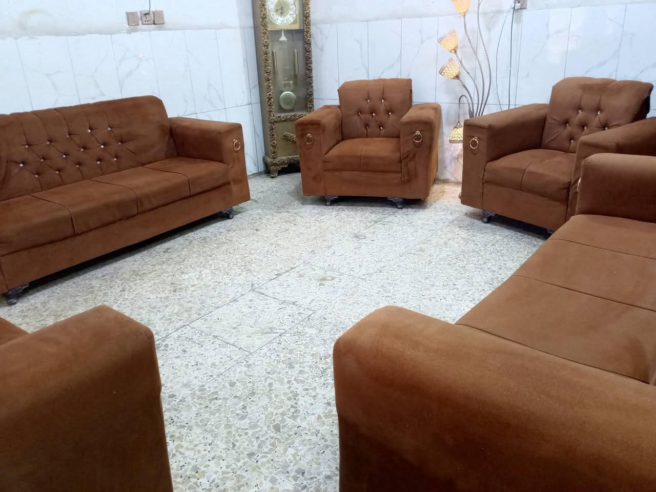 تخم نظيف جدا 10مقاعد ب200الف وبي مجال المكان الوشاش *********** يوجد توصيل بكروة يوجد واتس اب
