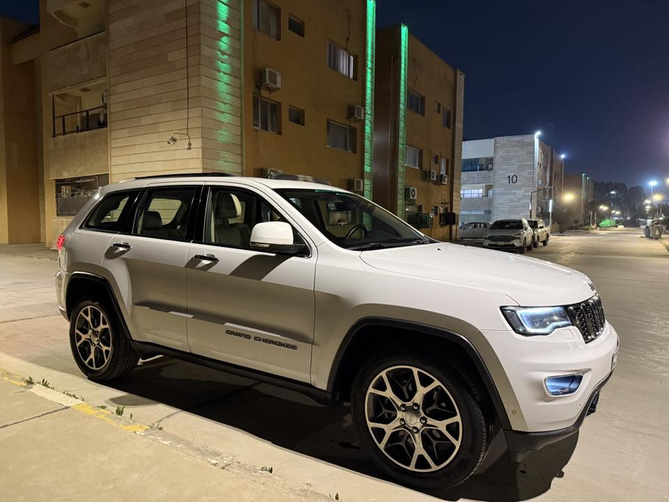 جيب كراند شيروكي وكالة ليث العبيدي خليجيه فول الفول لمتد بلاص ويل عنكبوت مواصفاتها معروفه اشاير مري اشاير ترحيب دخول ذكي بانوراما طكتين بصمة جنطه بصمة ابواب دبل سويج شاشه حجم ١٢ انج لد نهاري ليلي كشاف ضباب زينون دبل هوك حساسات ٣٦٠ مساعد اصطفاف لايت خلفي ليد كروس سرعه بلوتوث كامره دواره شفتات ستيرن دشبول ديجتال تدفئة ستيرن تدفئة تبريد كشنات خلفي امامي ٥ ويل كب عنكبوت ٣ شاشات فوللل فولللل بعد بيها مواصفات قيامه السياره بأسمي اي نقص مابيها ماشيه السياره ٦٣ الف كيلو!!!!  السياره ترايها مال زيرو ملاحظه !! بيها طخه شبر بالجاملغ الخلفي وهم صايره بيها شخط بالجاملغ الامامي وانصبغ على كده غير هاي السياره كفاله عامه من كلشي مكاني بغداد العامريه والسعر ٢٩٠$ وماكو خليجي وليث العبيدي واعلى فئة بهل سعر الشراي يتصل ***********
