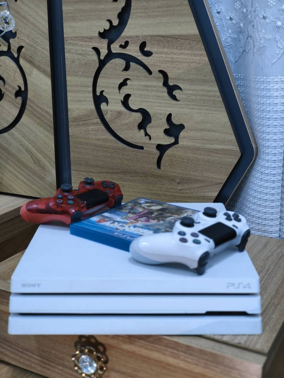 للبيع جهاز بلي فور برو واحد تيرا اون لاين ، الجهاز نظيف كلش و على الظمان مع كامل ملحقاته و وياه يدات ثنين و لعبه الجهاز تجي تفحصه بالبيت و تشوف نظافته بعينك الجهاز ما مفتوح و بحاله كلش ممتازه السعر ب 325 قفل المكان بغداد الدوره و هذا رقمي ***********
