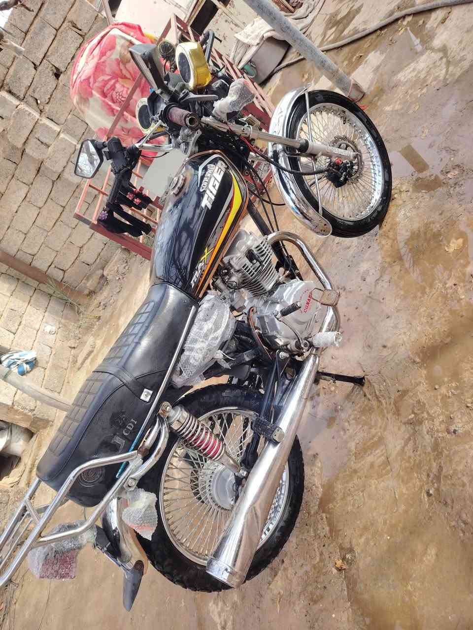 السلام عليكم سولنك تايكر موديل ٢٠٢٢ نضيف ومرتب مال جناي جاهز بس تشغل وتمشي دبلات  وياله لشه شرط كهربائيات كلها شغاله نشاط وشلعه نار وزن ثقيل باب اول محرك مفتوح مره وحده فقط  مكاني ايسر الشركاط السلمان ***********
