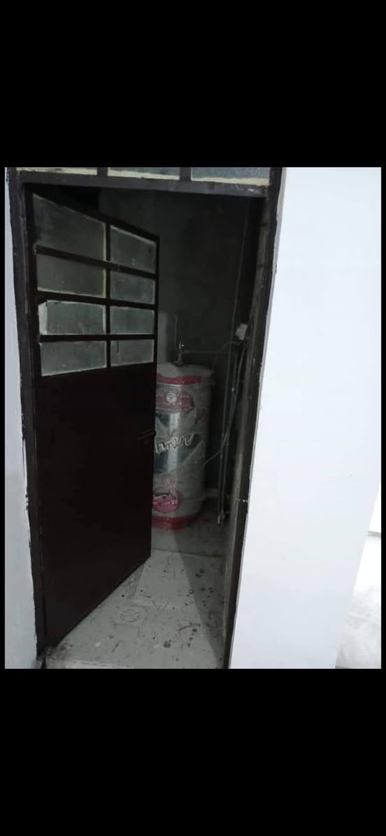 السلام عليكم بيت 50 متر للأيجار مدخلين   السريدات القديمه المربع الثاني شارع العبيد 
*********** 
***********
