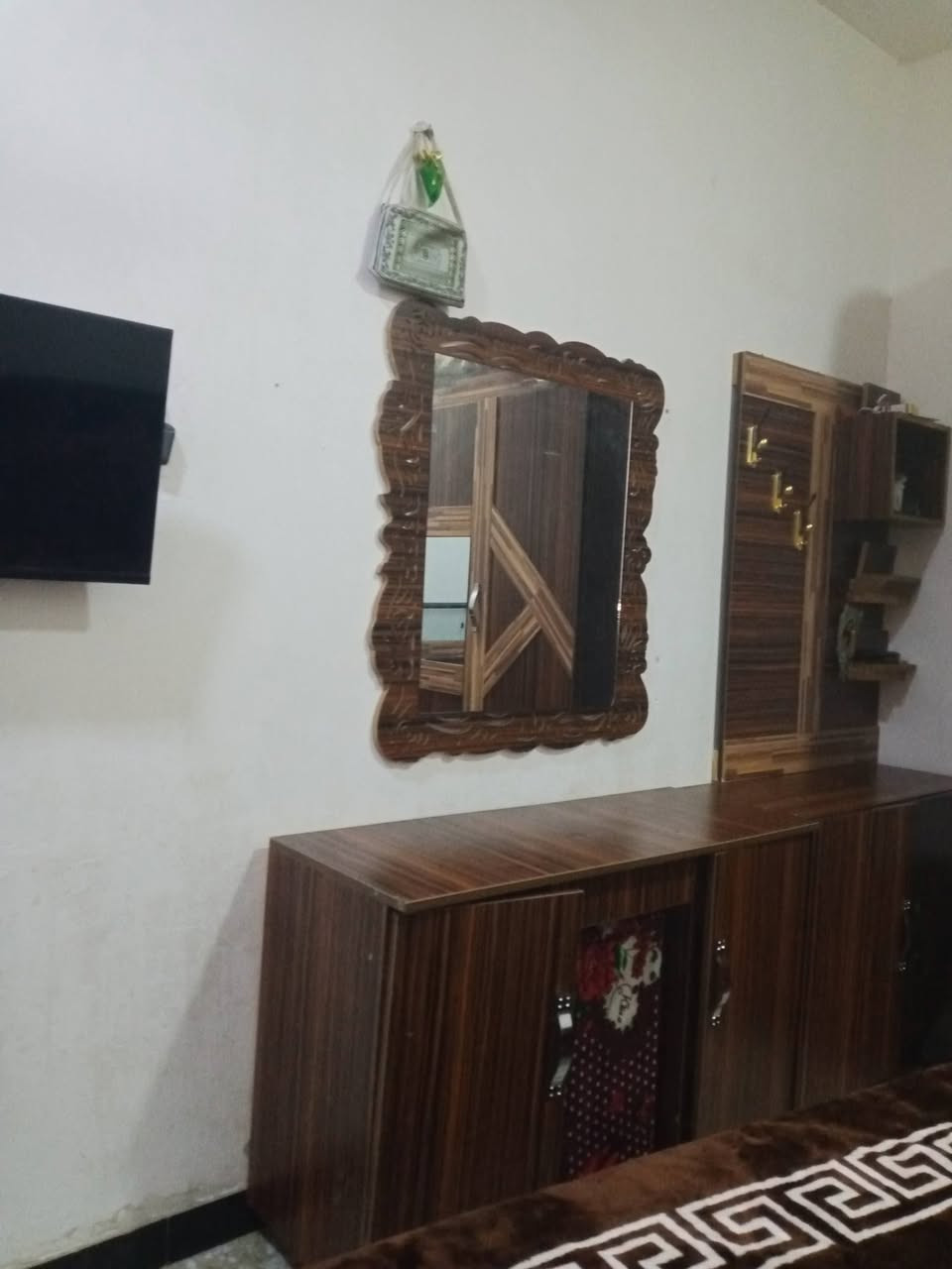 غرفه نوم اربع قطع ما بيها اي ضرر هيا ودوشك سعرها 325 الف وبيها مجال مكان بغداد بلديات الظباط رقم هاتف ***********
