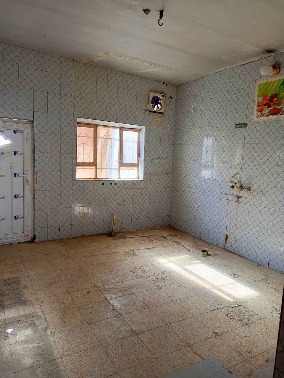 يوجد بيت للايجار الشارع الرئيسي حي الفرات
يحتوي على غرفتين وصاله ومطبخ وصحيات واستقبال وكراج 
للاستفسار الاتصال على الرقم الموجود 
***********

يصلح أن يكون مكاتب أو مؤسسات أو شركات
