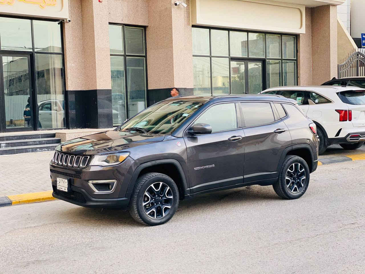 ‏جيب كومباس فئة تريل هوك موديل  2020  السياره تو كلر لونين السعر 126 قابل للتفاوض 
للأستفسار ***********
‏حادثها بنيد وشويه من الجاملغ والباقي مكفوله  مواصفات بنورامه  بصمه تشغيل + بصمة ابواب 
تشغيل عن بعد  كشنات امامي ثنين كهربائي جلد اسود بالكامل 
‏تدفئه + تبريد بالكشنات
‏شاشه كبيره تاب + gps
‏شاشة دجيتال اليكتروني 
‏تبريد قطعتين امامي خلفي
‏هند بريك بصمه فور ويل 
‏ كشن السائق واللي بصفه كهرباء محرك 2400 محرك وكير مكفولات 
حساسات كامره خلفيه
‏اشاير بالمري 
‏ويل كب كروم رقم بغداد     
‏سياره جاهزه حداديه تخم تاير وباقي المواصفات المعروفه
 مكان السياره كربلاء كربلاء, العراق
