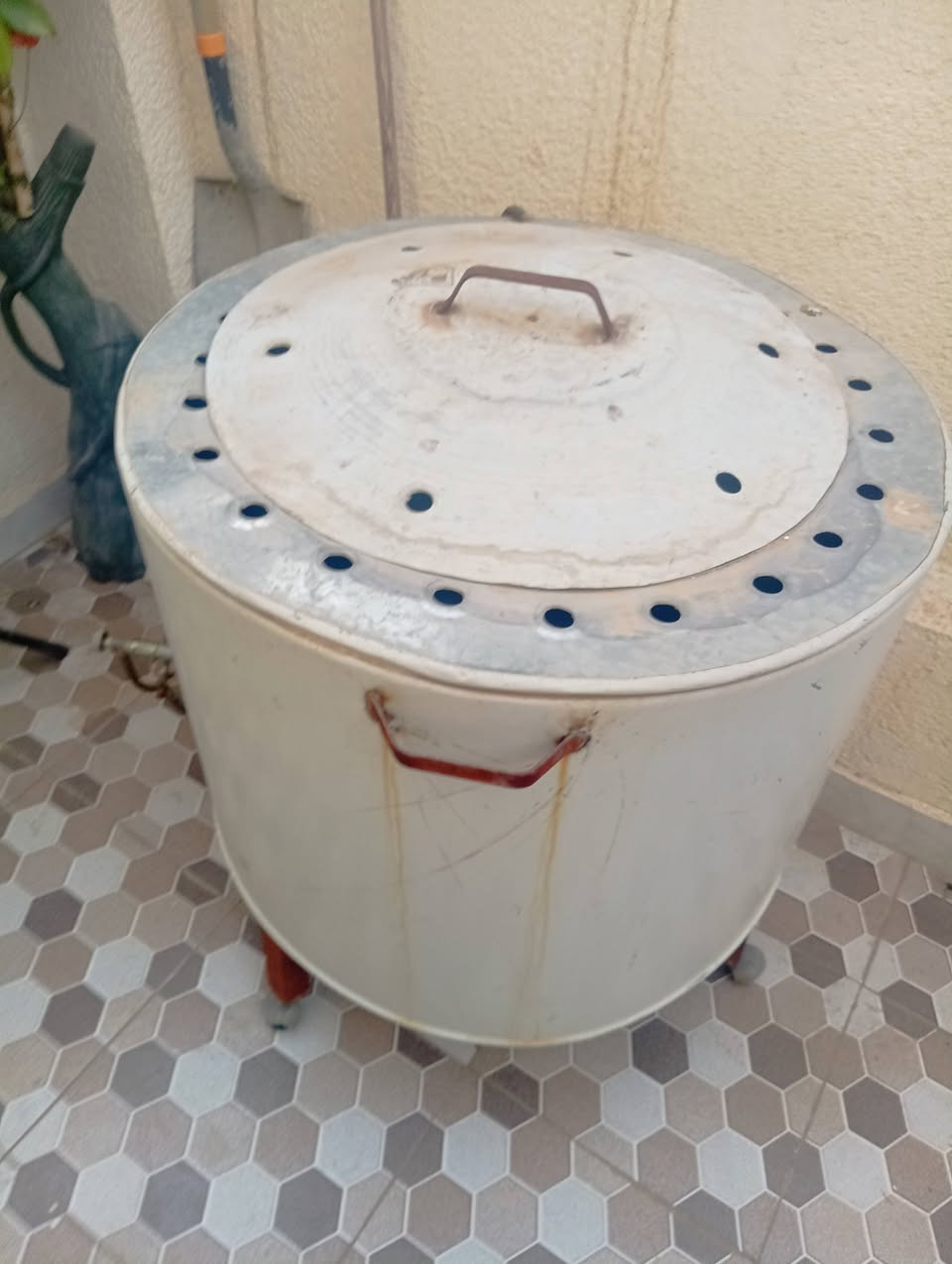 مبرده+تنور وميز حديد وميز خشب السعر 85 الف.  الدوره الفرع الاول خلف بريد الدوره الموبايل ***********
