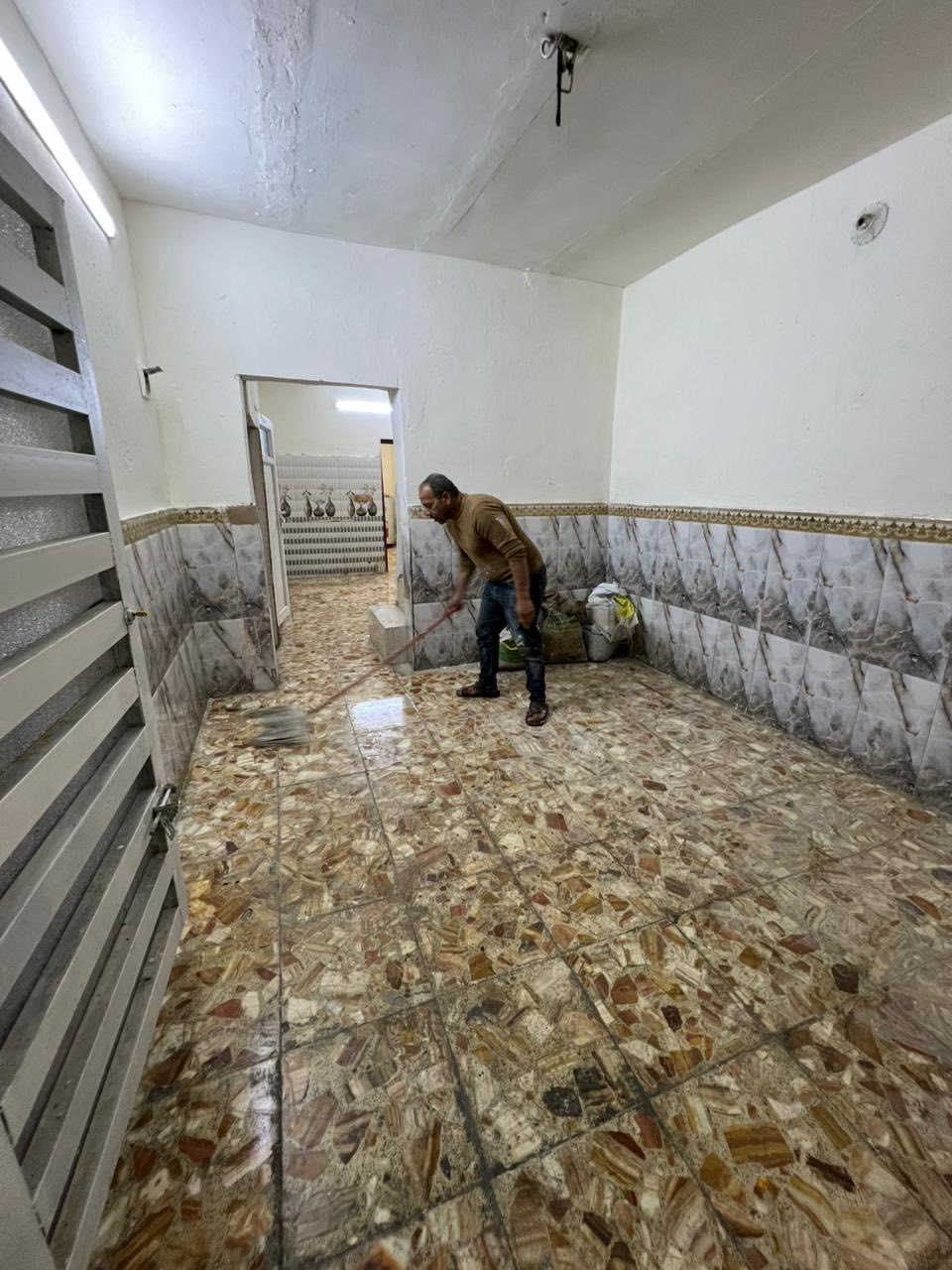 يتوفر بيت طابقين للإيجار غرفتين وحده بالطابق الثاني والثانيه بالأرضي بالاضافه إلى مطبخ وصحيات وحده وصاله وطرمة موقع مميز جداً قريب على شارع المطار كما موضح الموقع في الصوره 
الرقم ***********
**الايجار 450 ثابت **
((الايجار عائله صغيره حصراً فقط ))
