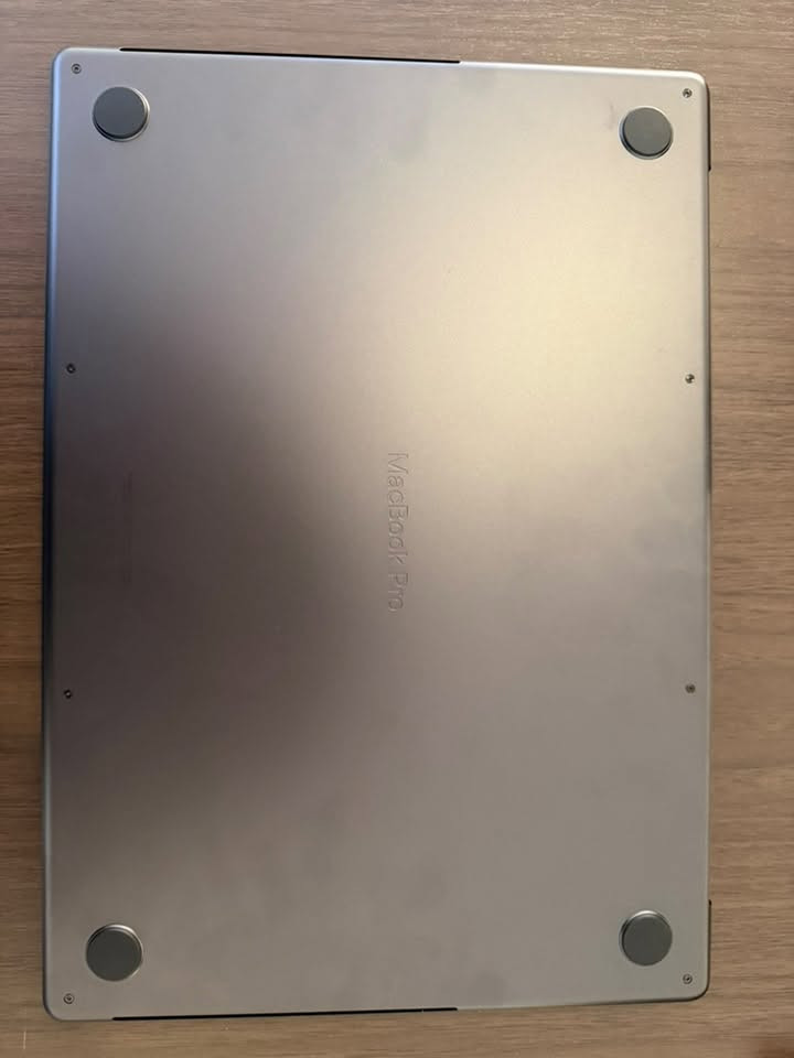 MacBook Pro 16-inch M4 Pro – Space Black

* معالج Apple M4 Pro
* CPU 14-Core
* GPU 20-Core
* RAM 24GB
* SSD 512GB
* شاشة Liquid Retina XDR مقاس 16.2 إنش
* بطارية بحالة ممتازة (كما موضح بالصور) دورات الشحن 3 مرات 
* اللون: Space Black
للاستفسار : 

***********
السعر 3,300,000
